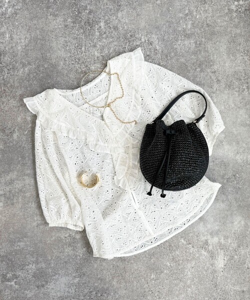 fredy emue(フレディエミュ)の「PPラフィア巾着2WAYショルダーバッグ(かごバッグ・レディース・ベージュ/ブラック・FREE)」の6枚目の写真