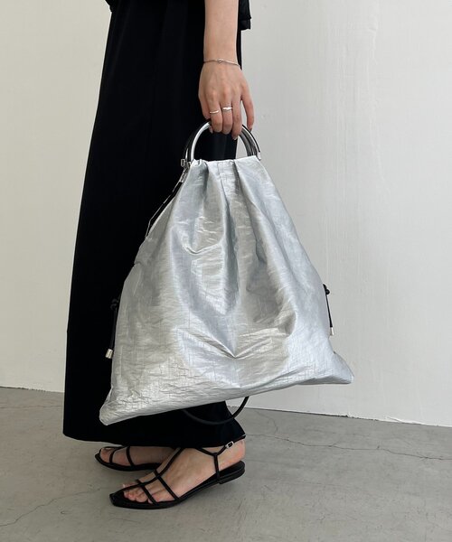 CAPRICIEUX LE'MAGE（カプリシューレマージュ）の「【PC/A4サイズ収納可】メタリックハンドルトートバッグ（ショルダーバッグ・レディース・ブラック/シルバー・FREE）」の2枚目の写真