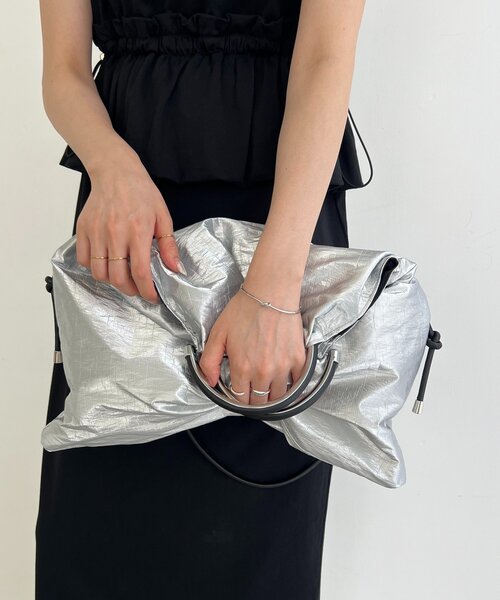 CAPRICIEUX LE'MAGE（カプリシューレマージュ）の「【PC/A4サイズ収納可】メタリックハンドルトートバッグ（ショルダーバッグ・レディース・ブラック/シルバー・FREE）」の13枚目の写真