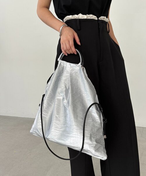 CAPRICIEUX LE'MAGE（カプリシューレマージュ）の「【PC/A4サイズ収納可】メタリックハンドルトートバッグ（ショルダーバッグ・レディース・ブラック/シルバー・FREE）」の12枚目の写真