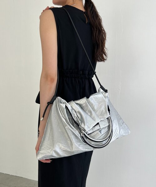 CAPRICIEUX LE'MAGE（カプリシューレマージュ）の「【PC/A4サイズ収納可】メタリックハンドルトートバッグ（ショルダーバッグ・レディース・ブラック/シルバー・FREE）」の11枚目の写真