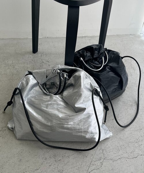 CAPRICIEUX LE'MAGE（カプリシューレマージュ）の「【PC/A4サイズ収納可】メタリックハンドルトートバッグ（ショルダーバッグ・レディース・ブラック/シルバー・FREE）」の10枚目の写真