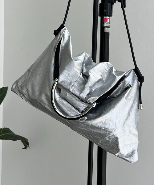 CAPRICIEUX LE'MAGE（カプリシューレマージュ）の「【PC/A4サイズ収納可】メタリックハンドルトートバッグ（ショルダーバッグ・レディース・ブラック/シルバー・FREE）」の9枚目の写真