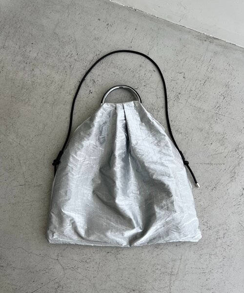 CAPRICIEUX LE'MAGE（カプリシューレマージュ）の「【PC/A4サイズ収納可】メタリックハンドルトートバッグ（ショルダーバッグ・レディース・ブラック/シルバー・FREE）」の7枚目の写真