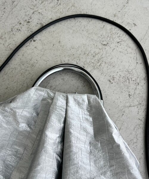 CAPRICIEUX LE'MAGE（カプリシューレマージュ）の「【PC/A4サイズ収納可】メタリックハンドルトートバッグ（ショルダーバッグ・レディース・ブラック/シルバー・FREE）」の3枚目の写真