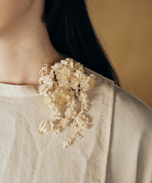 m.soeur（エムスール）の「小さなお花のコサージュ（ブローチ/コサージュ・レディース・ラベンダー/ブラック/ホワイト・FREE）」の2枚目の写真