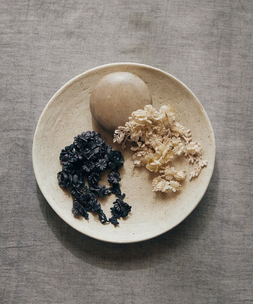 m.soeur（エムスール）の「小さなお花のコサージュ（ブローチ/コサージュ・レディース・ラベンダー/ブラック/ホワイト・FREE）」の4枚目の写真