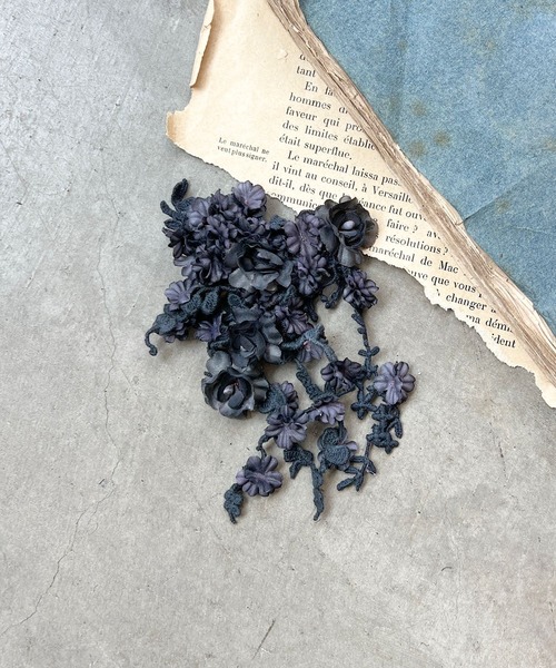 m.soeur（エムスール）の「小さなお花のコサージュ（ブローチ/コサージュ・レディース・ラベンダー/ブラック/ホワイト・FREE）」の7枚目の写真