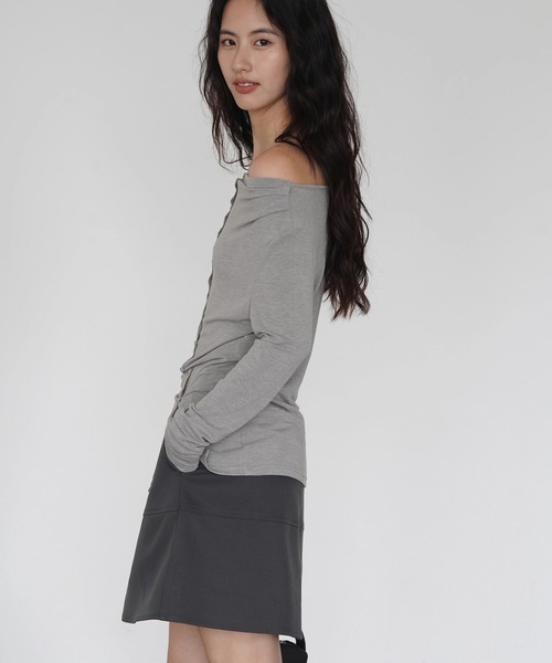 EIGHTHMONTH(エイスマンス)の「オフショルアシンメトリートップス EM25a030【EIGHTHMONTH】(Tシャツ/カットソー・レディース・ライトカーキ/グレー・S/M)」の6枚目の写真