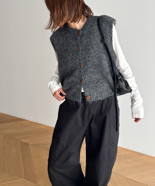 CANAL JEAN（キャナルジーン）の「El mar　クルーネックボタンベスト（ベスト・レディース・チャコールグレー/ネイビー/レッド・ONE SIZE）」の2枚目の写真