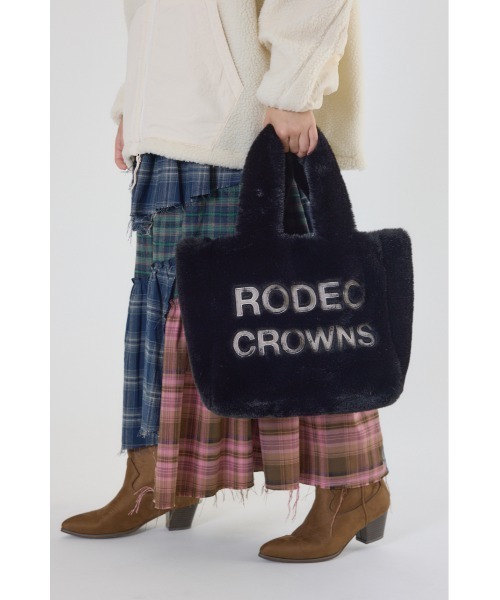 RODEO CROWNS WIDE BOWL(ロデオクラウンズワイドボウル)の「フェイクファーパッチロゴトート(トートバッグ・レディース・ブラック/ベージュ/ブラウン系その他・FREE)」の1枚目の写真