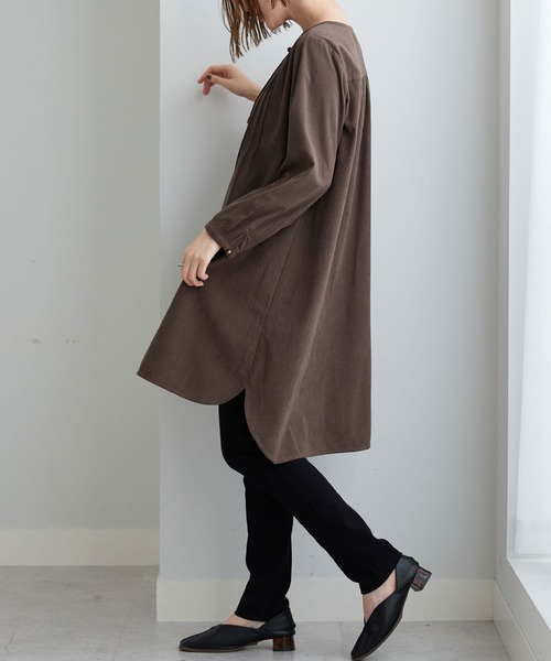 BELLUNA PLUS(ベルーナ)の「コーデュロイ素材ピンタック使いワンピース(ワンピース・レディース・ブルーグレー/ライトベージュ/モカ・X-LARGE/LARGE/MEDIUM)」の22枚目の写真