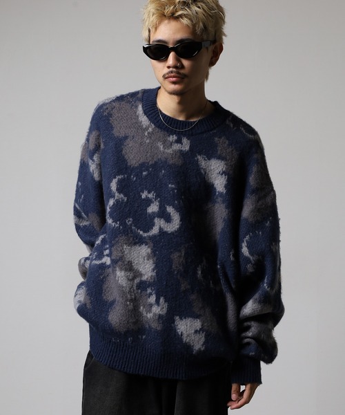 Naive magic（ナイーブマジック）の「NAIVE MAGIC WジャガードフラワーCNニット（ニット/セーター・メンズ・ブラック系1/パープル/ワイン/ブルー/グレー/ブラック系2・M/LL/L）」の4枚目の写真