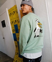 VANS（バンズ）の「RIROO PENGUIN スウェット / RIROO GFX CREW Gray Olive / VN000TRREMW1（スウェット）」