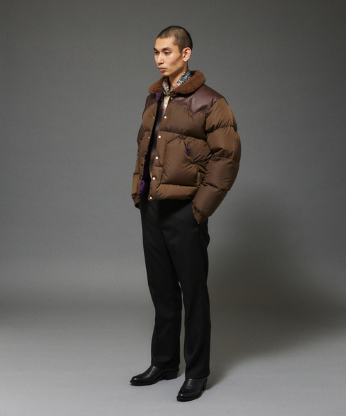 Rocky Mountain FeatherBed（ロッキー マウンテン フェザーベッド）の「Rocky Mountain Featherbed / ロッキーマウンテン 別注 クロップド ダウン（ダウンジャケット/コート・メンズ・ベージュ/ブラウン・44/40）」の4枚目の写真
