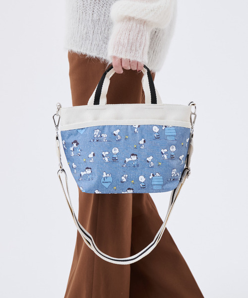 LeSportsac(レスポートサック)の「SMALL BUCKET TOTE ピーナッツハッピーパルズ(トートバッグ・レディース・ブルー・FREE)」の2枚目の写真