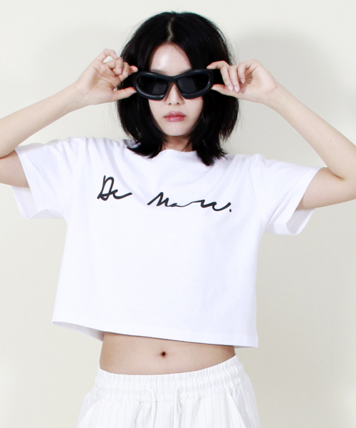 DEMARC(ドゥマーク)の「ROUGH WRITING TEXT-LOGO CROP T-SHIRT WHITE(Tシャツ/カットソー・レディース・その他・MEDIUM/LARGE)」の1枚目の写真