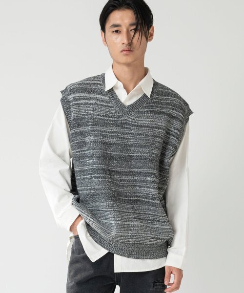 AOTT(アンアウトピット)の「ツートン配色ニットベストチャコール(ベスト・メンズ・その他・LARGE/MEDIUM)」の1枚目の写真