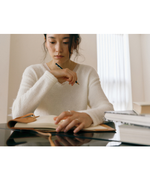 Yuje（ユジェ）の「FLUFFY SILK KNIT (5color)（Tシャツ/カットソー・レディース・スカイブルー/ブラック/アイボリー/ピンクベージュ/PINK・SMALL/MEDIUM）」の7枚目の写真