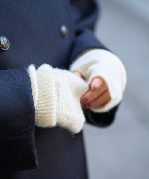 IENA（イエナ）の「ピュア カシミヤ グローブ（手袋・レディース・チャコールグレー/ホワイト/レッド・FREE）」の5枚目の写真