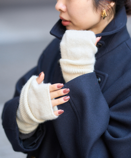 IENA（イエナ）の「ピュア カシミヤ グローブ（手袋・レディース・チャコールグレー/ホワイト/レッド・FREE）」の6枚目の写真