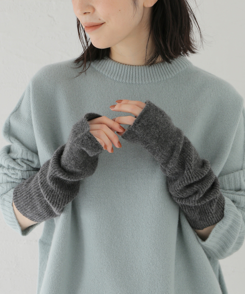 IENA（イエナ）の「ピュア カシミヤ グローブ（手袋・レディース・チャコールグレー/ホワイト/レッド・FREE）」の4枚目の写真