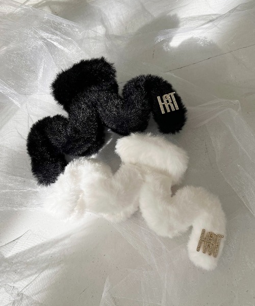 one after another NICE CLAUP（ワンアフターアナザーナイスクラップ）の「【Latini】ロゴ付きフェイクファークリップ（バレッタ/ヘアクリップ・レディース・ホワイト/ブラック・FREE）」の6枚目の写真