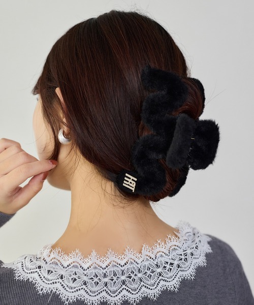 one after another NICE CLAUP（ワンアフターアナザーナイスクラップ）の「【Latini】ロゴ付きフェイクファークリップ（バレッタ/ヘアクリップ・レディース・ホワイト/ブラック・FREE）」の4枚目の写真