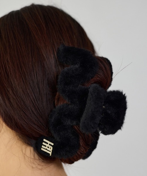 one after another NICE CLAUP（ワンアフターアナザーナイスクラップ）の「【Latini】ロゴ付きフェイクファークリップ（バレッタ/ヘアクリップ・レディース・ホワイト/ブラック・FREE）」の5枚目の写真