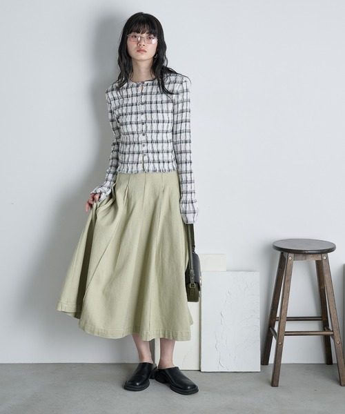 THE YOn（ザヨン）の「ブロックプリーツフレアスカート　デニム/ツイル（スカート・レディース・ライトブルー/グレイッシュベージュ/ブラック/セージグリーン・M/S）」の4枚目の写真