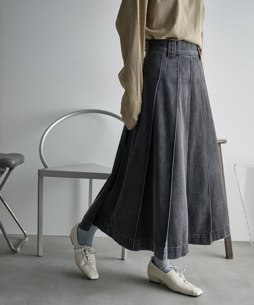 THE YOn（ザヨン）の「ブロックプリーツフレアスカート　デニム/ツイル（スカート・レディース・ライトブルー/グレイッシュベージュ/ブラック/セージグリーン・M/S）」の2枚目の写真