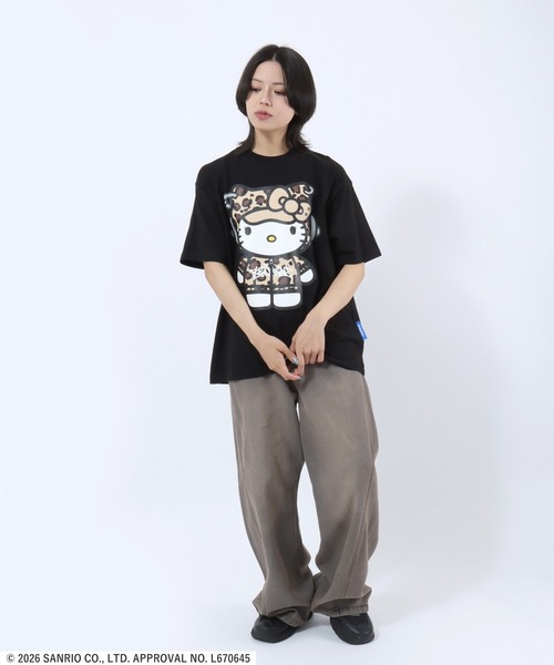 sanrio(サンリオ)の「HELLO KITTY EYELET TEE/ハローキティ ストリートビッグプリントTシャツ/カモフラ・レオパード/ピチT・ビッグシルエット(Tシャツ/カットソー・レディース・カモフラージュ/ブラック/レッド/ホワイト・L/M/S)」の21枚目の写真
