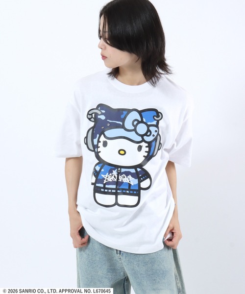 sanrio(サンリオ)の「HELLO KITTY EYELET TEE/ハローキティ ストリートビッグプリントTシャツ/カモフラ・レオパード/ピチT・ビッグシルエット(Tシャツ/カットソー・レディース・カモフラージュ/ブラック/レッド/ホワイト・L/M/S)」の11枚目の写真