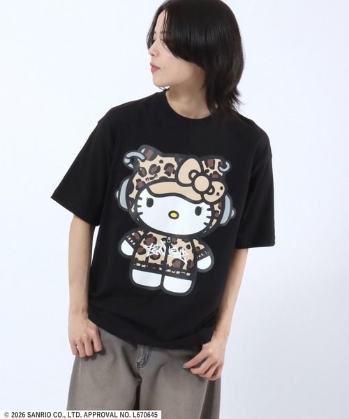 sanrio(サンリオ)の「HELLO KITTY EYELET TEE/ハローキティ ストリートビッグプリントTシャツ/カモフラ・レオパード/ピチT・ビッグシルエット(Tシャツ/カットソー・レディース・カモフラージュ/ブラック/レッド/ホワイト・L/M/S)」の16枚目の写真