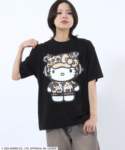 sanrio(サンリオ)の「HELLO KITTY EYELET TEE/ハローキティ ストリートビッグプリントTシャツ/カモフラ・レオパード/ピチT・ビッグシルエット(Tシャツ/カットソー・レディース・カモフラージュ/ブラック/レッド/ホワイト・L/M/S)」の17枚目の写真