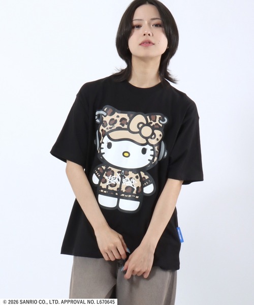 sanrio(サンリオ)の「HELLO KITTY EYELET TEE/ハローキティ ストリートビッグプリントTシャツ/カモフラ・レオパード/ピチT・ビッグシルエット(Tシャツ/カットソー・レディース・カモフラージュ/ブラック/レッド/ホワイト・L/M/S)」の18枚目の写真