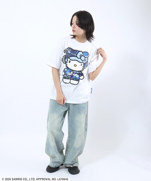 sanrio(サンリオ)の「HELLO KITTY EYELET TEE/ハローキティ ストリートビッグプリントTシャツ/カモフラ・レオパード/ピチT・ビッグシルエット(Tシャツ/カットソー・レディース・カモフラージュ/ブラック/レッド/ホワイト・L/M/S)」の15枚目の写真