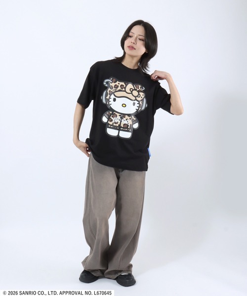 sanrio(サンリオ)の「HELLO KITTY EYELET TEE/ハローキティ ストリートビッグプリントTシャツ/カモフラ・レオパード/ピチT・ビッグシルエット(Tシャツ/カットソー・レディース・カモフラージュ/ブラック/レッド/ホワイト・L/M/S)」の20枚目の写真