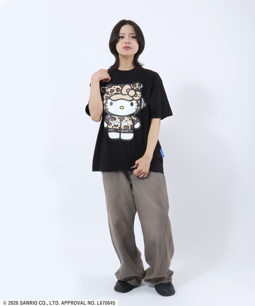 sanrio(サンリオ)の「HELLO KITTY EYELET TEE/ハローキティ ストリートビッグプリントTシャツ/カモフラ・レオパード/ピチT・ビッグシルエット(Tシャツ/カットソー・レディース・カモフラージュ/ブラック/レッド/ホワイト・L/M/S)」の19枚目の写真