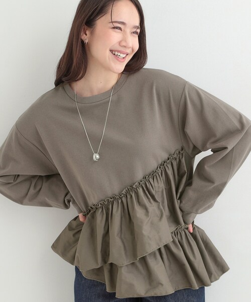 SHOO・LA・RUE（シューラルー）の「【洗濯機可】ほんのり甘い アシンメトリーフリルの上品トップス（スウェット・レディース・チャコールグレー/オフホワイト/ライトブルー・02/03）」の2枚目の写真