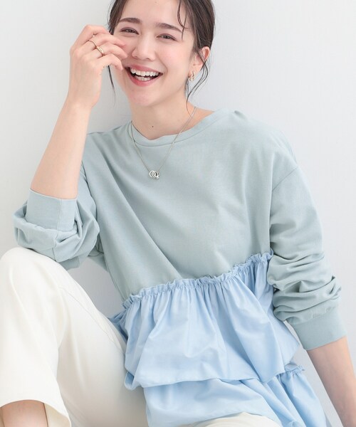 SHOO・LA・RUE（シューラルー）の「【洗濯機可】ほんのり甘い アシンメトリーフリルの上品トップス（スウェット・レディース・チャコールグレー/オフホワイト/ライトブルー・02/03）」の3枚目の写真