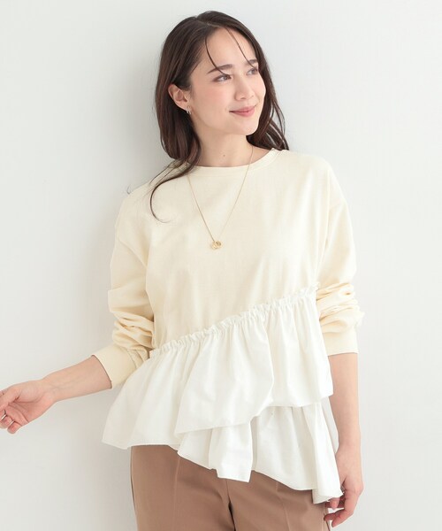 SHOO・LA・RUE（シューラルー）の「【洗濯機可】ほんのり甘い アシンメトリーフリルの上品トップス（スウェット・レディース・チャコールグレー/オフホワイト/ライトブルー・02/03）」の4枚目の写真