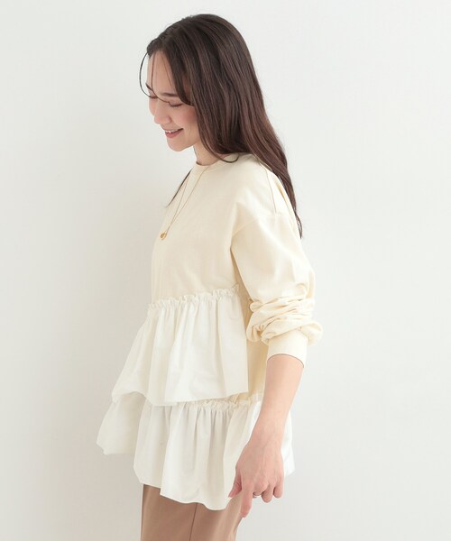 SHOO・LA・RUE（シューラルー）の「【洗濯機可】ほんのり甘い アシンメトリーフリルの上品トップス（スウェット・レディース・チャコールグレー/オフホワイト/ライトブルー・02/03）」の5枚目の写真