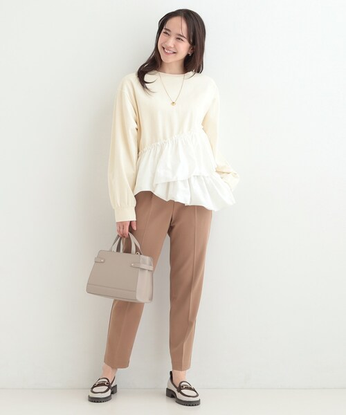 SHOO・LA・RUE（シューラルー）の「【洗濯機可】ほんのり甘い アシンメトリーフリルの上品トップス（スウェット・レディース・チャコールグレー/オフホワイト/ライトブルー・02/03）」の6枚目の写真