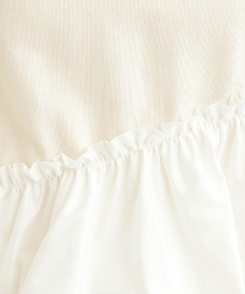 SHOO・LA・RUE（シューラルー）の「【洗濯機可】ほんのり甘い アシンメトリーフリルの上品トップス（スウェット・レディース・チャコールグレー/オフホワイト/ライトブルー・02/03）」の7枚目の写真