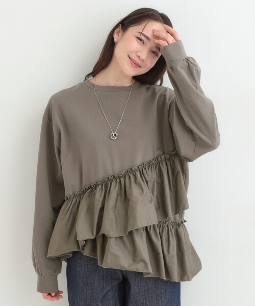 SHOO・LA・RUE（シューラルー）の「【洗濯機可】ほんのり甘い アシンメトリーフリルの上品トップス（スウェット・レディース・チャコールグレー/オフホワイト/ライトブルー・02/03）」の8枚目の写真