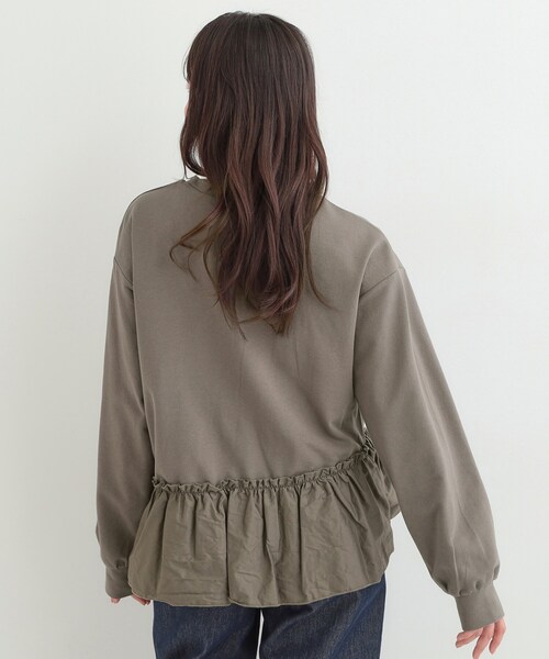 SHOO・LA・RUE（シューラルー）の「【洗濯機可】ほんのり甘い アシンメトリーフリルの上品トップス（スウェット・レディース・チャコールグレー/オフホワイト/ライトブルー・02/03）」の9枚目の写真