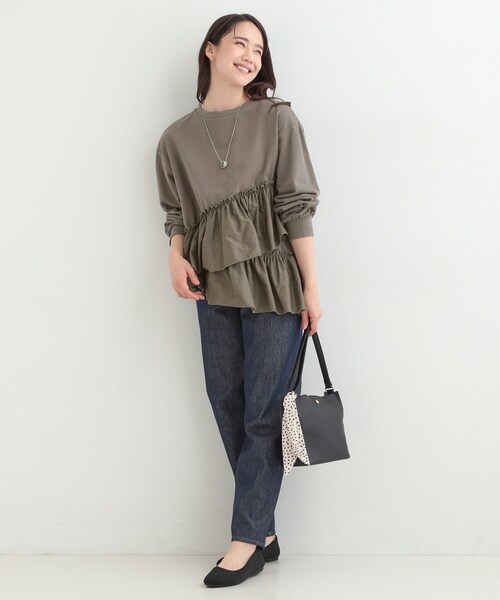 SHOO・LA・RUE（シューラルー）の「【洗濯機可】ほんのり甘い アシンメトリーフリルの上品トップス（スウェット・レディース・チャコールグレー/オフホワイト/ライトブルー・02/03）」の10枚目の写真