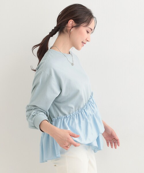 SHOO・LA・RUE（シューラルー）の「【洗濯機可】ほんのり甘い アシンメトリーフリルの上品トップス（スウェット・レディース・チャコールグレー/オフホワイト/ライトブルー・02/03）」の13枚目の写真
