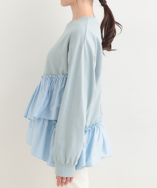 SHOO・LA・RUE（シューラルー）の「【洗濯機可】ほんのり甘い アシンメトリーフリルの上品トップス（スウェット・レディース・チャコールグレー/オフホワイト/ライトブルー・02/03）」の17枚目の写真